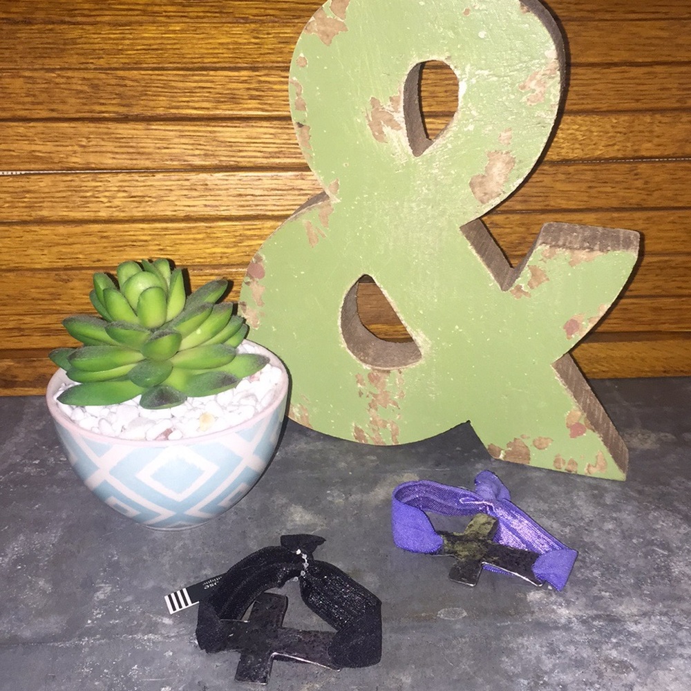 🌟🌟🌟NWT! Silver cross Hair Ties
